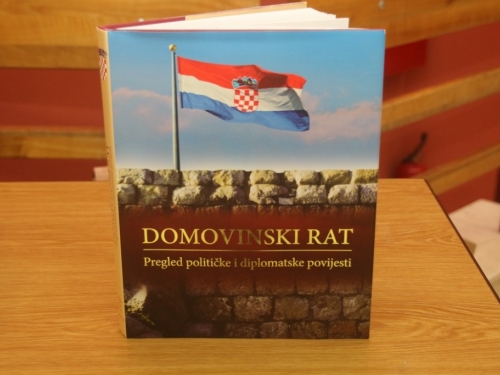 FOTO: U Prozoru predstavljena knjiga ''Domovinski rat, pregled političke i diplomatske povijesti''