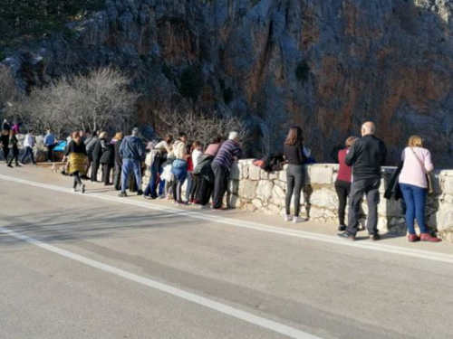 Najduži šank u Hrvatskoj: Prizor iz Imotskog postao hit na društvenim mrežama