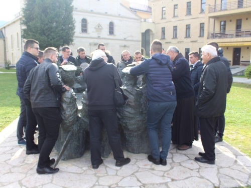 FOTO: Bogoslovi i poglavari Vrhbosanskog bogoslovnog sjemeništa posjetili Prozor i Šćit