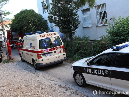 Mostar: Muškarac zapalio stan; Policija ga iz buktinje izvela s lisicama na rukama