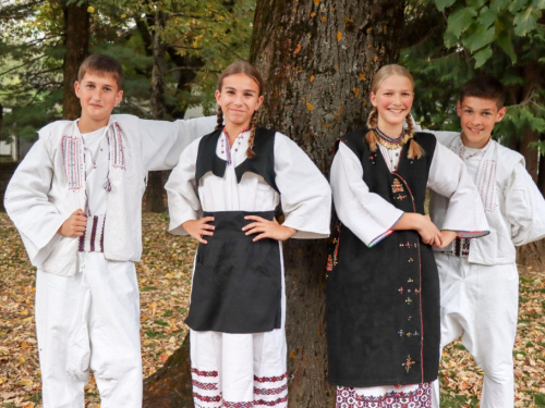 FOTO: Večer folklora u Domu kulture: Susret tradicije, glazbe i zajedništva