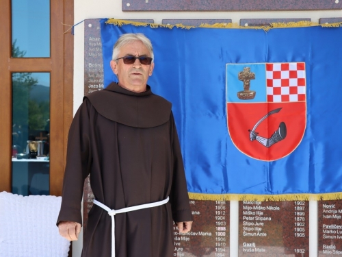 FOTO/VIDEO: Biskup Pero Sudar na Proslapu blagoslovio Spomen ploče