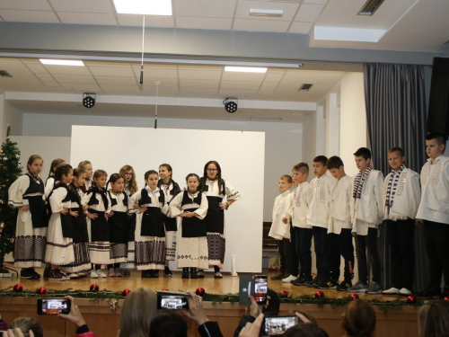 FOTO: Božićna priredba Osnovne škole u Rumbocima