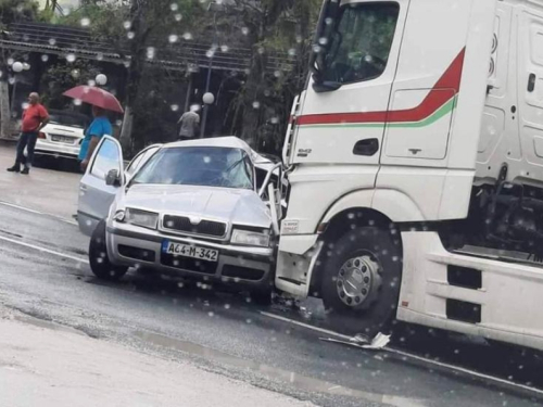 Teška prometna nesreća u Jablanici, vozač hitno prebačen u bolnicu