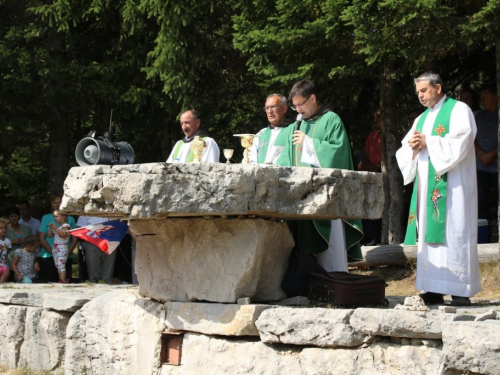 FOTO: Na Vran planini služena misa za poginule duvandžije