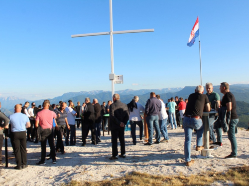 FOTO| Gmićani podigli križ na Makljenu