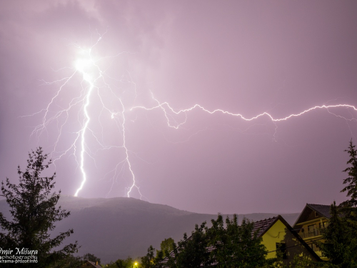 FOTO: Munje noćas 'parale' nebo iznad Rame