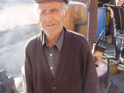 Ćoro i u 87. godini života neumorno peče rakiju na svom 'veselom stroju'