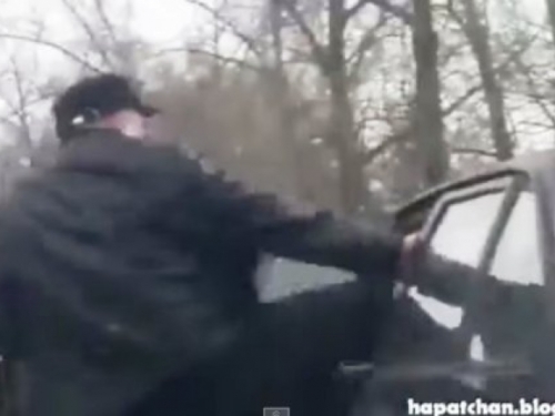 VIDEO: Nasilnik tukao starca a onda se pojavio heroj s palicom