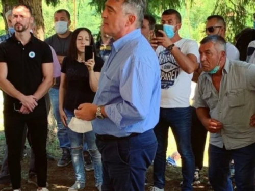Komšić roditeljima učenika u Zvorniku obećao da će s Dodikom razgovarati o bosanskom jeziku