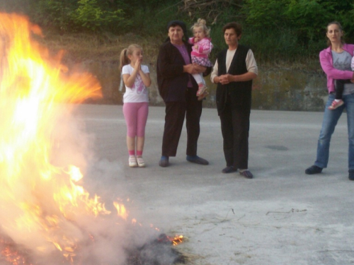 FOTO: Paljenjem svitnjaka Rama dočekuje sv. Ivu