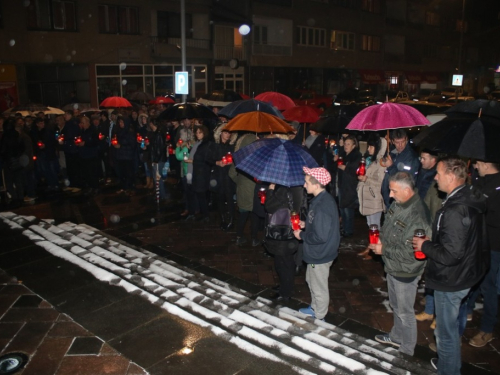 FOTO: U Prozoru zapaljene svijeće za tragično preminulog generala Slobodana Praljka