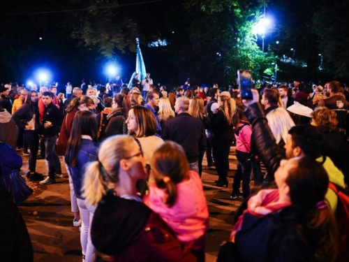 Mirno okupljanje u Sarajevu: Dopustiti policiji veće ovlasti