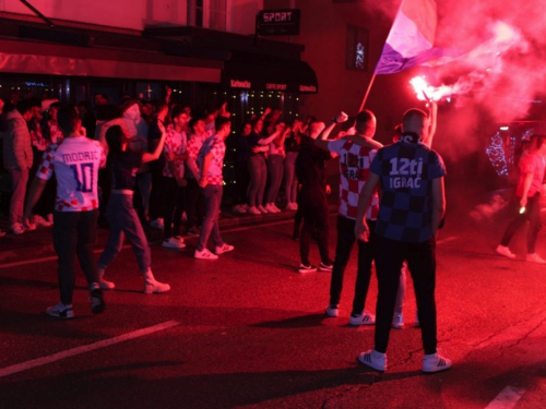 FOTO/VIDEO: Veliko slavlje u Prozoru nakon pobjede 'Vatrenih'