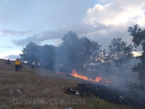 Tomislavgrad: Veliki požar od Roškog Polja prema Gornjem Brišniku