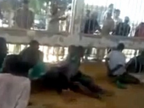 VIDEO Šokantne snimke: Gadafijeve plaćenike zatvorili u životinjske kaveze