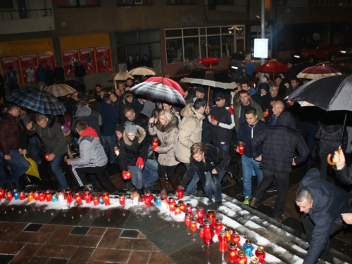 FOTO: U Prozoru zapaljene svijeće za tragično preminulog generala Slobodana Praljka