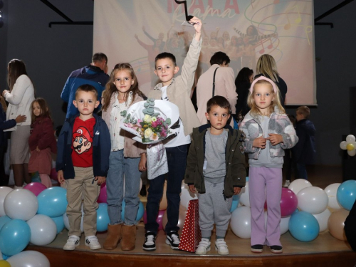 FOTO: Ines Markešić i Magdalena Zadro pobjednice dječjeg festivala ''Mala Rama 2024.''