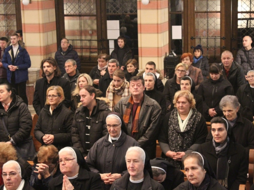 Župljani župe Prozor na grobu prvog vrhbosanskog nadbiskupa