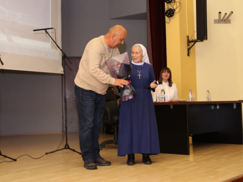 FOTO: S. Marta Nikolić u Prozoru predstavila svoj misionarski rad