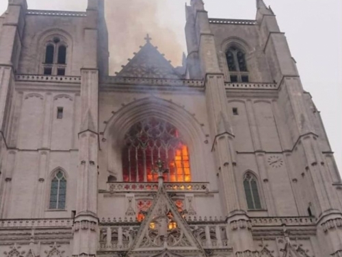 Gori gotička katedrala u Nantesu, vatrogasci se od jutra bore s plamenom