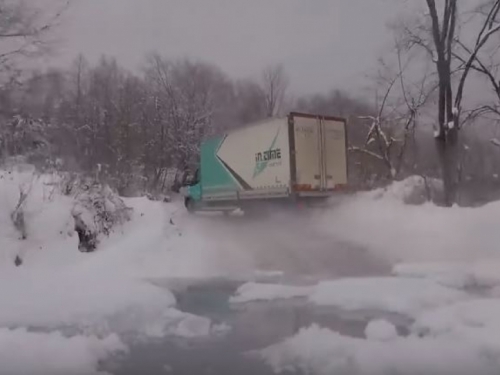 Kamiondžija u Bosni na prometnici poput djeteta uživa u snijegu