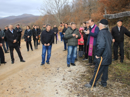 FOTO: Mr. Pero Brajko predvodio put križa na Uzdolu