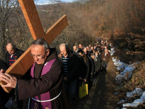 FOTO: Fra Andrija Jozić predvodio Križni put na Uzdolu