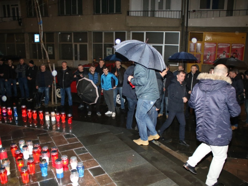 FOTO: Paljenjem svijeća u Prozoru odana počast Anti Pavloviću