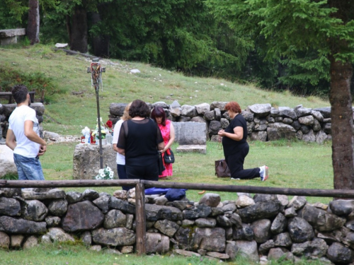 FOTO/VIDEO: Na Vranu služena sv. misa za poginule duvandžije