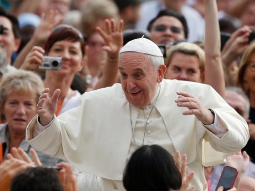 Papa Franjo dobit će prvi električni papamobil