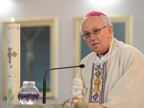 FOTO: Mons. dr. Pero Sudar blagoslovio novi križ i spomenik Stjepanu Džalti na Uzdolu