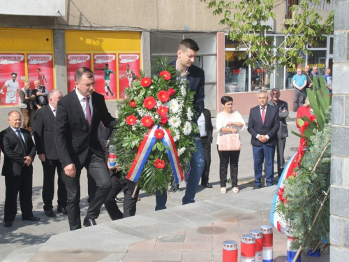 FOTO: Polaganjem vijenaca i svečanom sjednicom započelo obilježavanje Dana općine