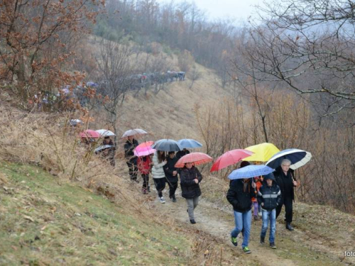 FOTO: Mons. dr. Pero Sudar predvodio misu i Križni put na Uzdolu