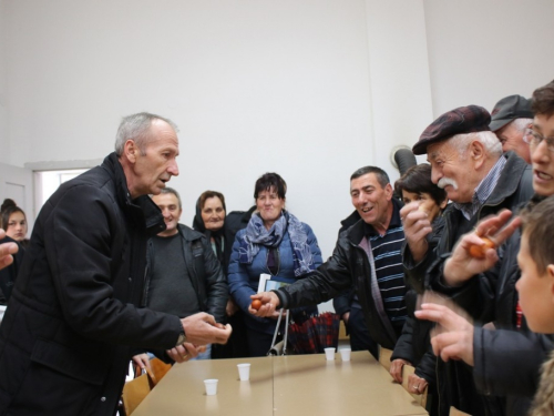 FOTO/VIDEO: Na Orašcu održan turnir u tucanju jaja