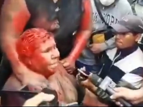 Prosvjednici gradonačelnicu ošišali i zalili je bojom