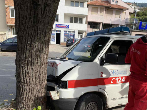 Mostar: Vozilo Hitne se nakon sudara zabilo u drvo