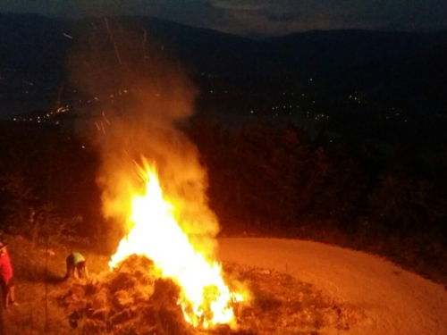 FOTO: Paljenjem svitnjaka Rama dočekuje sv. Ivu