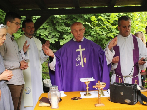 FOTO: 21. hodočašće na grob svećenika mučenika fra Stjepana Barišića u župi Uzdol