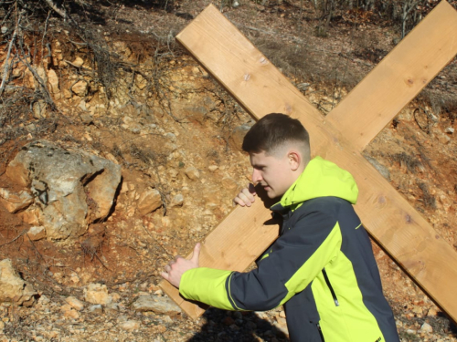 FOTO: Pobožnost križnog puta u župi Uzdol