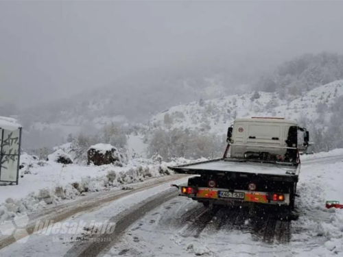 Zbog snijega koji je padao tijekom noći otežano se prometuje na više puteva