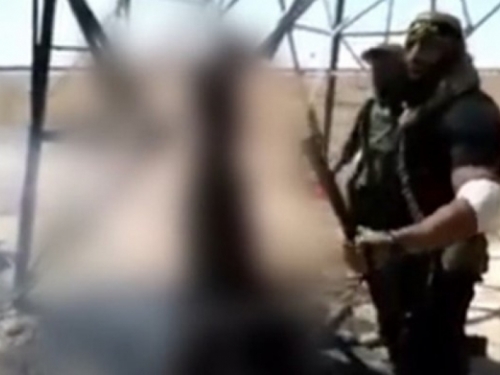 ISILovca razrezali mačetom i zapalili