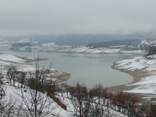 Oblačno s kišom, u višim područjima susnježica i snijeg