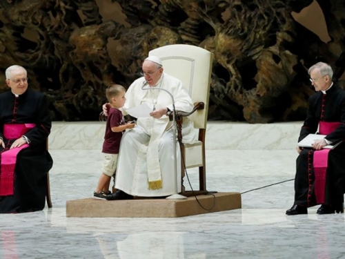 Dječak došetao dok je Papa govorio o dijalogu mladih i starih
