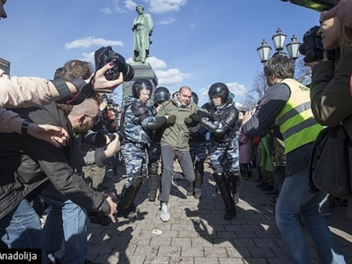 EU traži od Rusije da oslobodi uhićene demonstrante