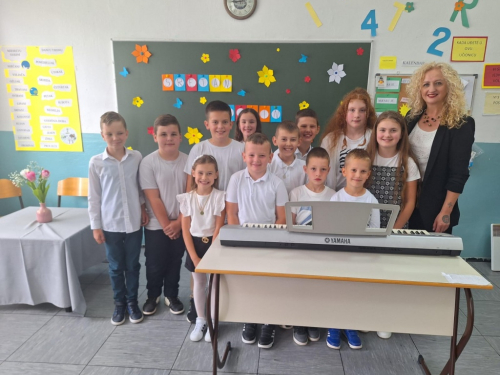 FOTO: Priredba povodom Majčinog dana u područnoj školi na Lugu