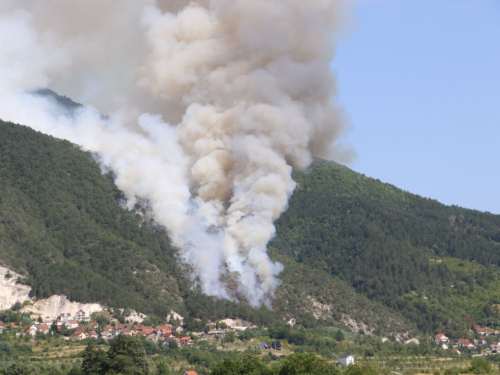 VIDEO: Veliki požar iznad Podbora: Vjetar otežava gašenje nepristupačnog terena