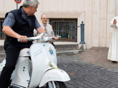 Vespa postaje novi Papamobil