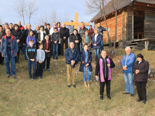 FOTO: Vlč. Stipo Knežević predvodio križni put na Uzdolu