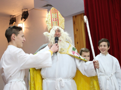 FOTO: Sv. Nikola i ove godine razveselio djecu u župi Rama Šćit